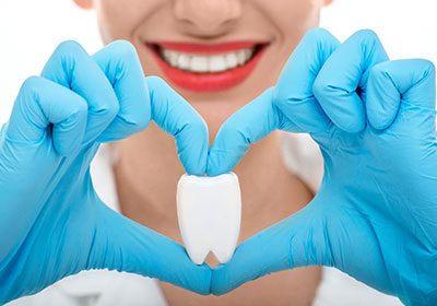 Dentist-holding-tooth-in-heart-shape